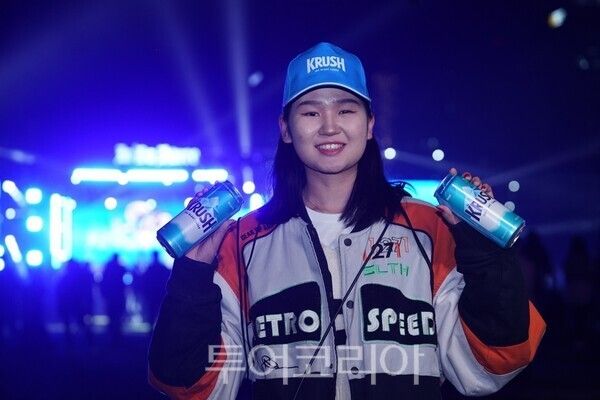 몽골에서 열린 페스티벌에 롯데칠성음료 크러시가 메인 스폰서로 참여했다. 사진은 방문객이 크러시를 즐기는 모습