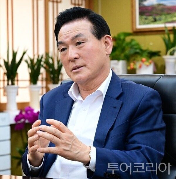 ▲18일 시장실에서 인터뷰 중인 백성현 논산시장 모습. /사진-논산시