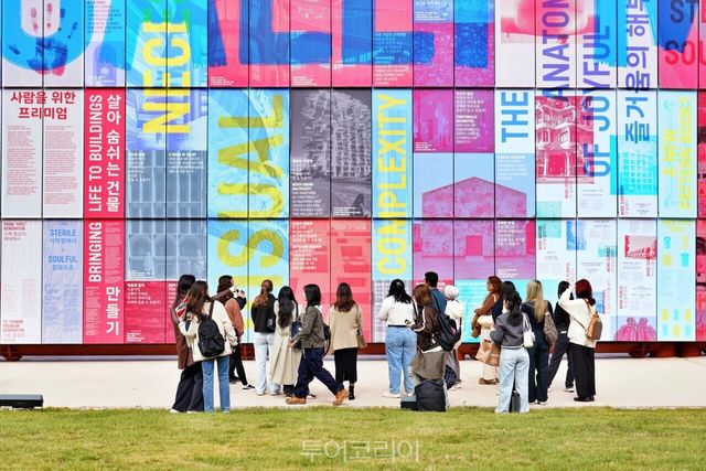 &nbsp;서울 예술관광 시범코스에 참여한 외국인 관광객들이 서울도시건축비엔날레 도슨트 투어에 참여하고 있다 /사진-서울관광재단