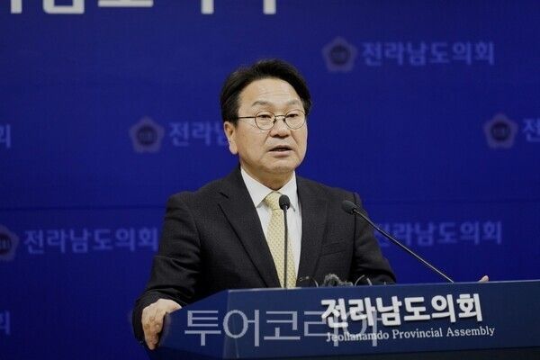 강기정 더불어민주당 전남광주특별시장 경선 후보가 지난 18일 전남도의회에서 무안공항을 중심으로 한 ‘서남권 100만 글로벌 공항도시’ 비전을 발표하고 있다. /사진-강기정 전남광주특별시장 예비후보 선거 캠프