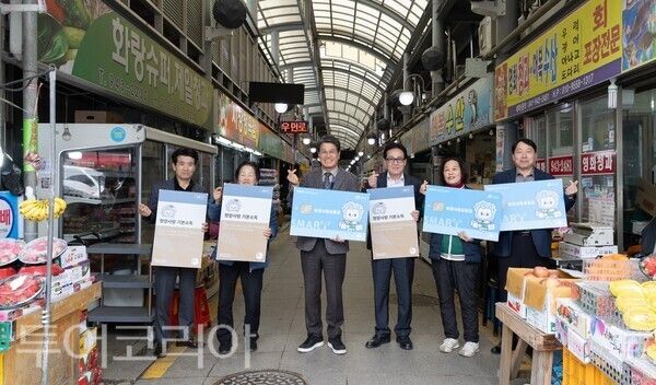 ▲김돈곤(왼쪽 세 번째) 청양군수가 청양시장 상인들과 농어촌기본소득 사용을 홍보하고 있다. /사진-청양군