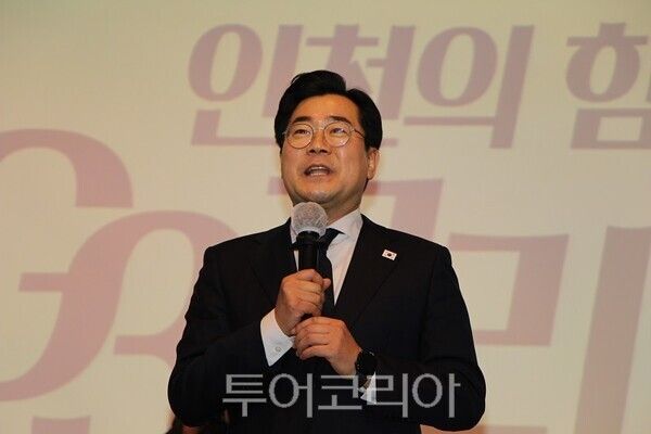 더불어민주당 박찬대 의원이 2일 오후 2시, 자신의 모교인 인하대학교 대강당에서 개최한 저서 ‘인천의 힘, G3 코리아’ 출판기념회에서 인천을 세계 3대 강국(G3) 대한민국의 전략도시로 세우겠다는 정책 비전 선포를 하고 있다.&nbsp;2026.03.02. / 투어코리아 이창호 기자