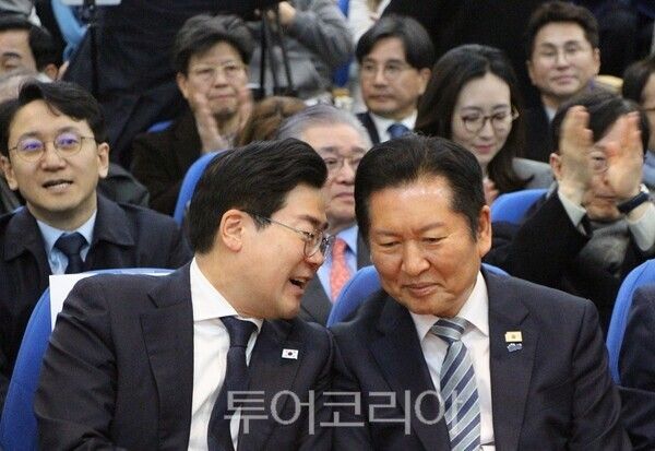 더불어민주당 박찬대 의원이 2일 오후 2시, 자신의 모교인 인하대학교 대강당에서 개최한 저서 ‘인천의 힘, G3 코리아’ 출판기념회에서 정청래 민주당대표와 대화를 하고 있다.&nbsp;2026.03.02. / 투어코리아 이창호 기자