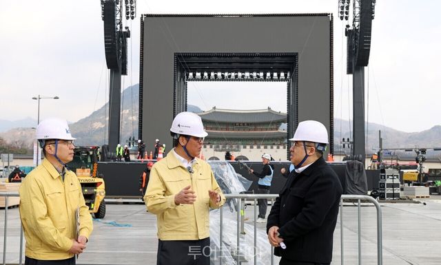 최휘영 문화체육관광부 장관이 방탄소년단(BTS) 컴백 공연을 하루 앞둔 20일 공연이 열리는 서울 종로구 광화문 광장을 찾아 하이브 관계자 등과 함께 현장을 점검하고 있다. / 사진- 문체부