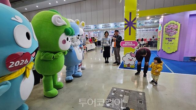 캐릭터가 신기한 듯 바라보는 어린이/ 사진=유경훈 기자