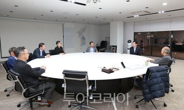 이상일 시장이 관내 반도체 기업 대표들과 간담회를 가지고 있다/투어코리아뉴스 정명달 기자