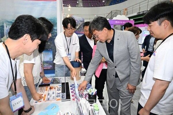 이민근 시장이 청년창업가와 얘기를 나누고 있다/투어코리아뉴스 정명달 기자