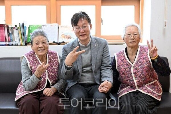 이민근 시장(가운데)이 섬 어르신과 함께 활짝 웃으며 기념촬영을 하고있다/투어코리아뉴스 정명달 기자