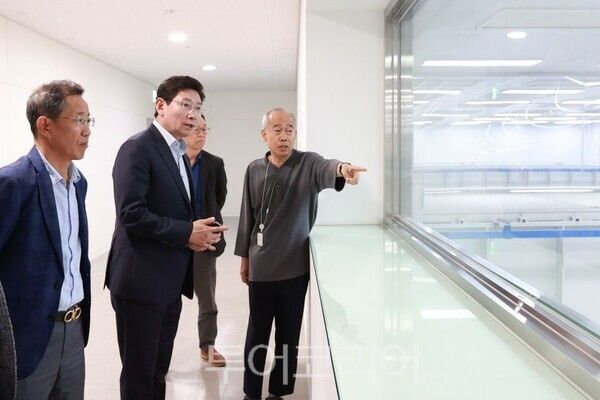 이상일 시장이 지역 내 반도체 기업을 방문해 시설을 살펴보고 있다/투어코리아뉴스 정명달 기자
