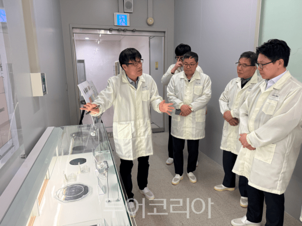경기도 관계자가 한국나노기술원(KANC)을 방문해 현장 설명을 듣고 있다/투어코리아뉴스 정명달 기자