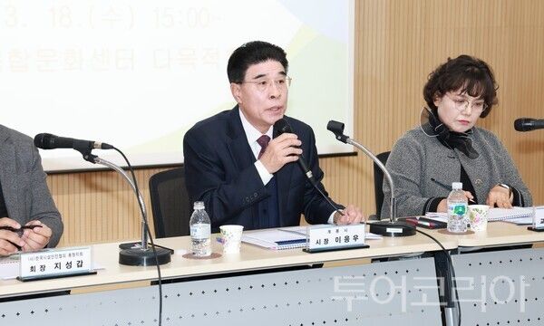 ▲이응우 계룡시장이 18일 엄사초등학교 학교복합시설 건립과 관련해 시민들과 간담회를 열고 사업추진 방향과 안전 대책을 공유하고 있다. /사진-계룡시