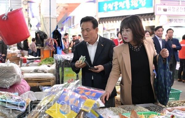 ▲전통시장 장보기 행사에 나선 백성현(왼쪽) 논산시장 모습. /사진-논산시