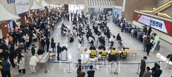 인천광역시가 16일 인천시청 본관 중앙홀에서 인천형 주거정책 ‘아이플러스 집드림’의 ‘천원주택’ 전세임대주택 예비입주자 신청 접수를 하고 있다.