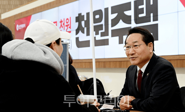 유정복 인천광역시장이 2026년 3월16일 시청 중앙홀에서 천원주택 예비입주자 접수를 받고 있다.