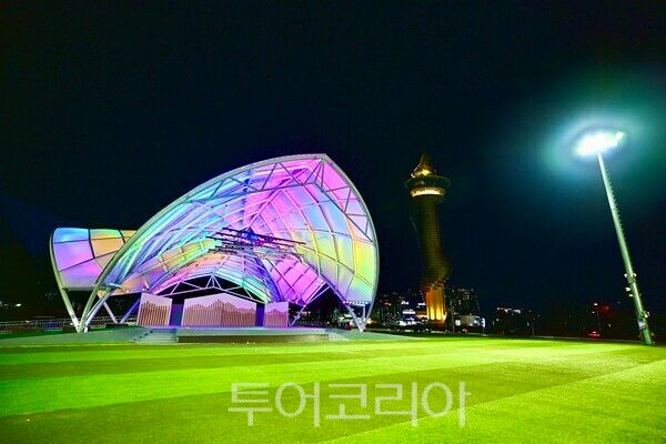 지난해 14억을 들어 완성환 엑스포 잔디광장 공연시설 전경/사진=속초시