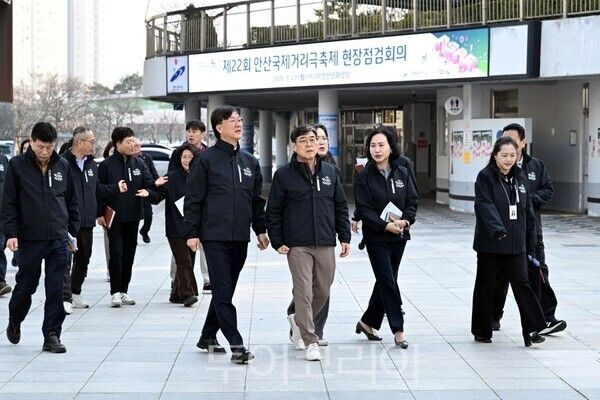 이민근 시장이 국제거리축제 현장점검을 하고 있다/투어코리아뉴스 정명달 기자