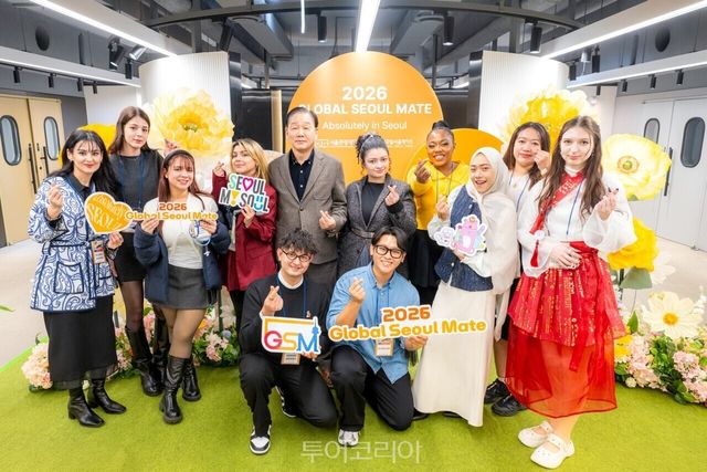 서울관광재단 길기연 대표이사가 포토존에서 글로벌서울메이트와 단체사진을 촬영하고 있다. 2026 글로벌서울메이트 발대식 참석자들이 다 함께 단체사진을 촬영하고 있다. /사진-서울관광재단