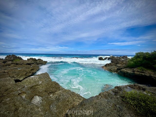 석회암 절벽 사이로 파도가 밀려드는 스위밍홀. 잔잔함과 거친 바다가 동시에 드러나는 로타의 자연 풍경이다./ 사진- 박은하 기자