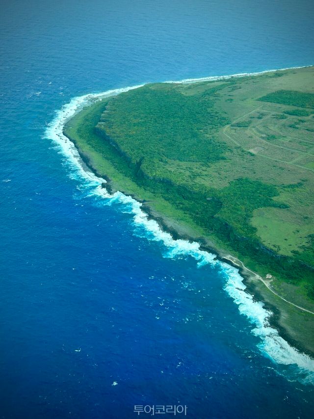 경비행기 창밖으로 펼쳐진 로타의 해안선. 떠나는 순간까지 시선을 붙잡는 ‘로타 블루’가 이어진다./ 사진- 박은하 기자