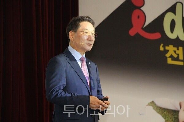 유정복 인천광역시장이 7월 1일 시청 대회의실에서 민선 8기 출범 3주년 기자설명회를 개최하고 지난 3년간의 주요 성과와 향후 시정 운영 방향을 제시하고 있다. 2025.07.01. / 투어코리아 이창호 기자