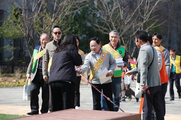 ▲ 다산역 일원에서&nbsp;'2026 새봄맞이 쓰담데이 및 펫티켓 캠페인'을 진행하고 있는 주광덕 남양주시장 / 사진제공=남양주시&nbsp;