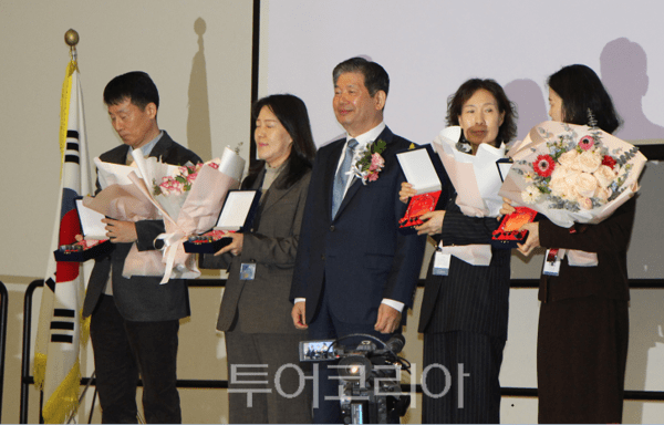 최계운 인천연구원장이 25일 오전 송도컨벤시아 프리미어볼룸에서 개최된 '개원 30주년 기념식'에서 장기근속자 포상을 하고 있다.&nbsp;2026.03.25. 투어코리아 이창호 기자