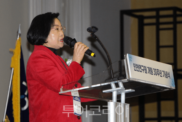 이선옥 인천광역시의회 제1부의장이 25일 오전 송도컨벤시아 프리미어볼룸에서 열린 인천연구원 개원 30주년 기념식에서 축사를 하고 있다.&nbsp;2026.03.25. / 투어코리아 이창호 기자