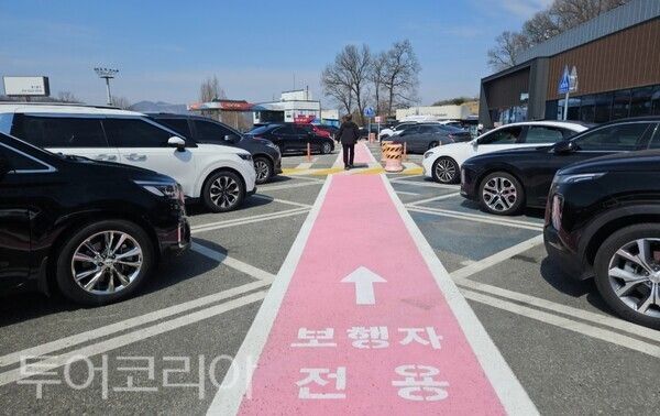 ▲죽암(서울)휴게소 주차장 내에 설치된 보행자 전용 안전 인도 모습. /사진-죽암(서울)휴게소