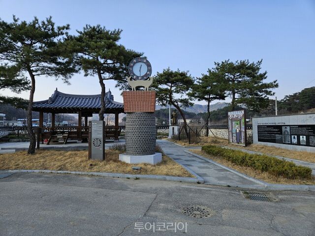 우마이마을 엄흥도소공원 시계탑 / 사진-문경시
