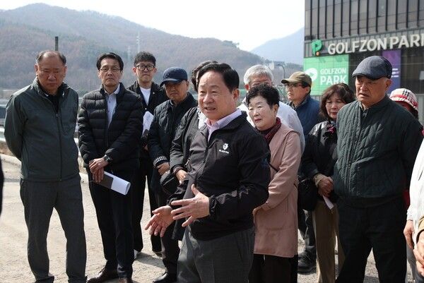 ▲ 주광덕 남양주시장이 화도IC 서울방면 진입램프 확장공사 준공식에서 현장점검을 하고 있다 / 사진제공=남양주시&nbsp;
