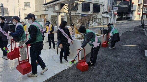 청파동 봄맞이 대청소 행사 모습(사진제공=용산구청)