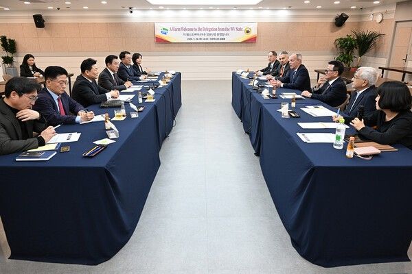▲&nbsp;의정부시는 26일 시청 회룡홀에서 미국 웨스트버지니아주 대표단과 관내 바이오 기업의 해외 진출 및 글로벌 투자 협력 방안을 논의하는 면담을 진행했다. / 사진제공= 의정부시