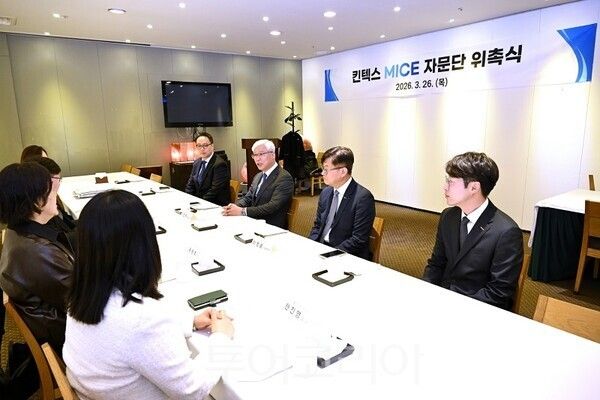 킨텍스 이민우 대표이사가 27일 ‘킨텍스 MICE 자문단’ 위촉식을 개최하고 있다.