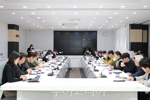 김포시가 지난 25일 김포시청 중회의실에서 풍무역세권 등 관내 공동주택 입주예정자협의회와 간담회를 개최하고 있다.