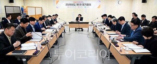 유정복 인천광역시장이 27일 시청 공감회의실에서 열린 '청렴대책추진단 2026년도 제1차 정기회의'에서 고위공직자 청렴서약을 하고 있다.