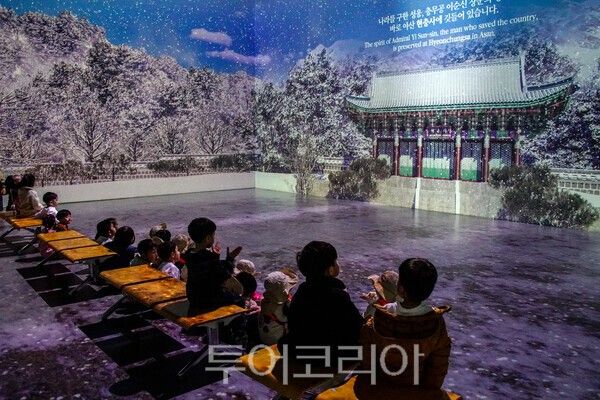 충무공 이순신 기념관에서 영상을 관람하는 유치원생들 / 사진_투어코리아 유지훈 기자