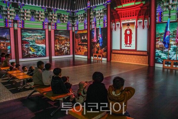 충무공 이순신 기념관에서 영상을 관람하는 유치원생들 / 사진_투어코리아 유지훈 기자