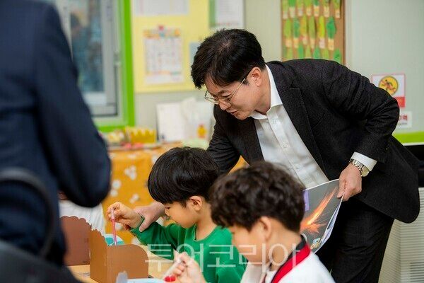 김병수 김포시장이 26일 아이발달지원센터와 특화 돌봄센터를 방문해 운영현황을 점검하고, 발달지원과 돌봄이 연계된 아동 맞춤형 서비스 강화 방안 모색에 나섰다.