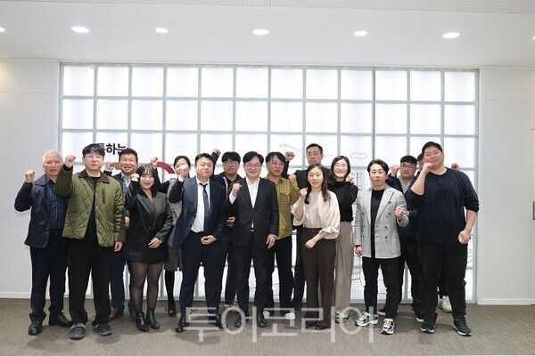 김포시가 지난 25일 김포시청 중회의실에서 풍무역세권 등 관내 공동주택 입주예정자협의회와 간담회를 개최하고 있다.