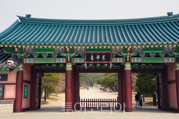 아산 현충사 충무문 입구 / 사진_투어코리아 유지훈 기자