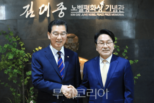 신정훈 예비후보와 강기정 예비후보가 더불어민주당 전남광주특별시장 경선 단일화를 27일 전남 목포시 김대중 노벨평화상 기념관에서 선언했다. /사진-신정훈 예비후보