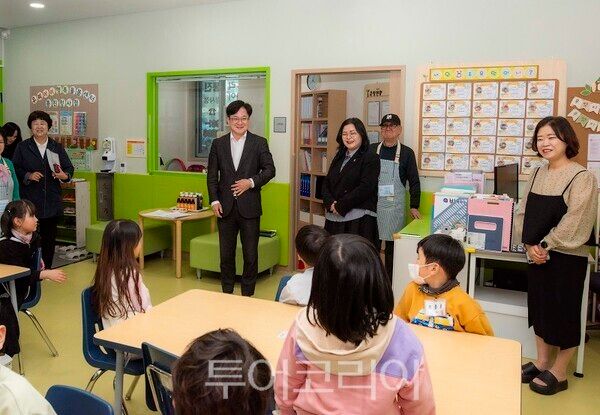 김병수 김포시장이 26일 아이발달지원센터와 특화 돌봄센터를 방문하고 있다.