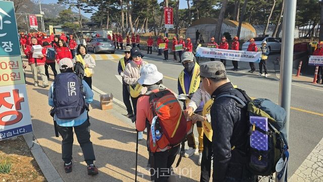 산림청 관계자들이 산불 예방 캠페인을 펼치고 있다 / 사진- 산림청