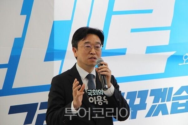 더불어민주당 구재용 인천 서구청장 예비후보가 28일 오후인천 서구 봉오 제3로 130 눈담봄빌딩에서 개최한 선거사무소 개소식에서 이용우 의원이 축사를 하고 있다,&nbsp;2026.03.28. / 투어코리아 이창호 기자