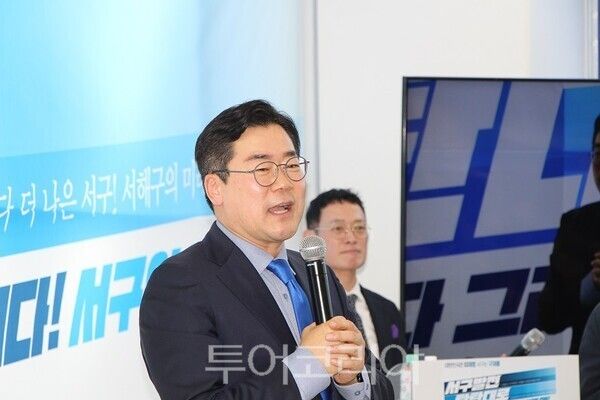 더불어민주당 구재용 인천 서구청장 예비후보가 28일 오후인천 서구 봉오 제3로 130 눈담봄빌딩에서 개최한 선거사무소 개소식에서 박찬대 의원(후원회장·연 수을)이 축사를 하고 있다.&nbsp;2026.03.28. / 투어코리아 이창호 기자