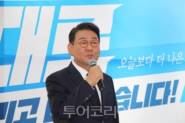 더불어민주당 구재용 인천 서구청장 예비후보가 28일 오후인천 서구 봉오 제3로 130 눈담봄빌딩에서 개최한 선거사무소 개소식에서 김교흥 의원이 축사를 하고 있다.&nbsp;2026.03.28. / 투어코리아 이창호 기자