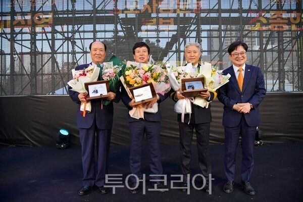 자랑스러운 김포인상을 수상한 3인과 김병수 시장