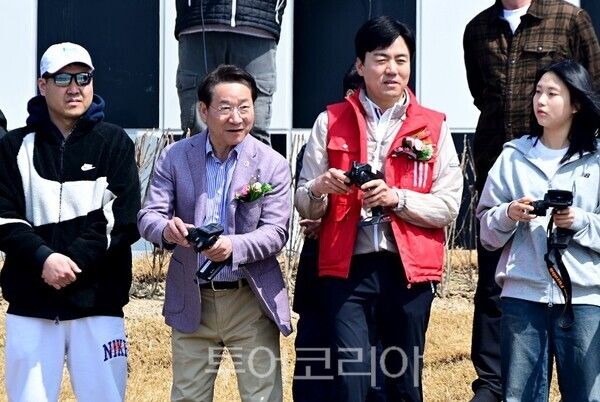 유정복 인천광역시장이 28일 연수구 달빛공원 RC스포츠경기장에서 열린 '달빛공원 RC스포츠경기장 준공식'에서 기념주행을 하고 있다.