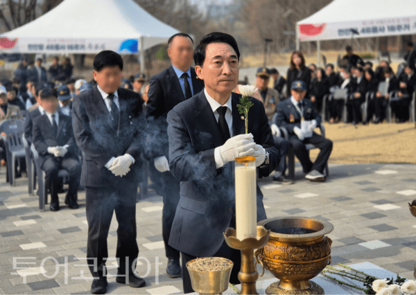▲충남도지사 출마를 선언한 박수현(더불어민주당 충남 공주·부여·청양) 국회의원이 지난 27일 천안시를 찾아 천안함 46용사 추모식에 참석하고 있다. /사진-박수현 의원실