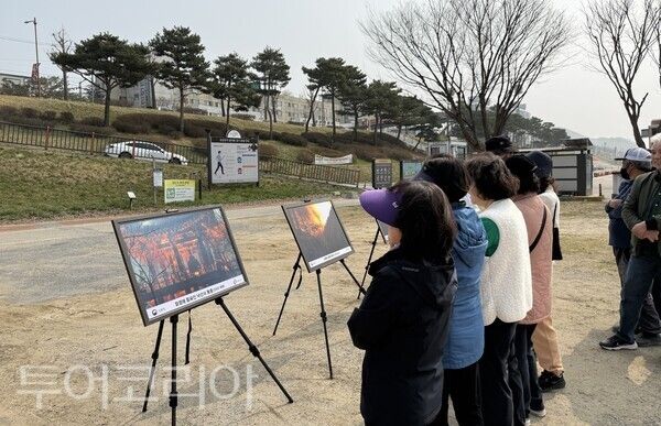 ▲지난 27일 공주 금강신관공원에서 ‘2026년 나무 나누어주기’ 행사의 일환으로 열린 산불 진화활동 사진 전시회 모습. /사진-중부지방산림청